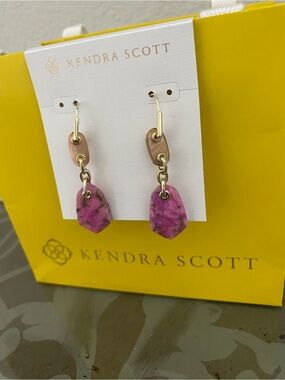 Kendra Scott Ashlyn earrings pink/gold
Excellent💖
